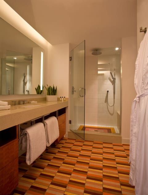 Combined shower/tub, rainfall showerhead, designer toiletries