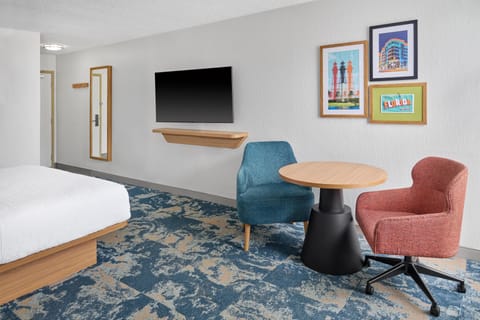 Standard Room, 1 King Bed, Non Smoking | Premium bedding, in-room safe, blackout drapes, iron/ironing board