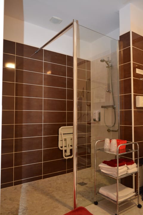 Quadruple Room, Accessible | Bathroom shower