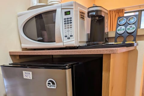 Room, 1 King Bed, Non Smoking (Non Pet-Friendly) | Desk, blackout drapes, iron/ironing board, free cribs/infant beds