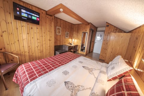 Comfort Double or Twin Room | Down comforters, in-room safe, desk, free WiFi