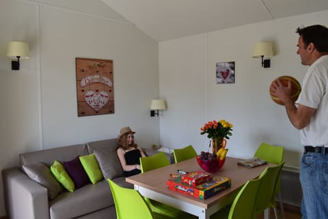 Chalet, 2 Bedrooms, Accessible (6 Personnes) | Living area | Flat-screen TV