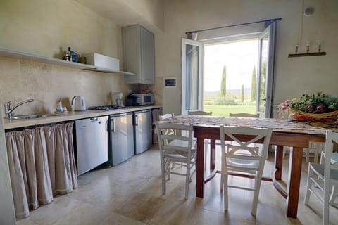 Apartment, Ensuite, Garden View (Nero) | Shared kitchen | Highchair