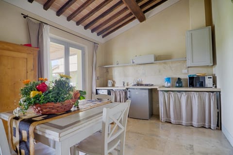 Deluxe Condo, Ensuite (Casetta/Dependance) | Shared kitchen | Highchair