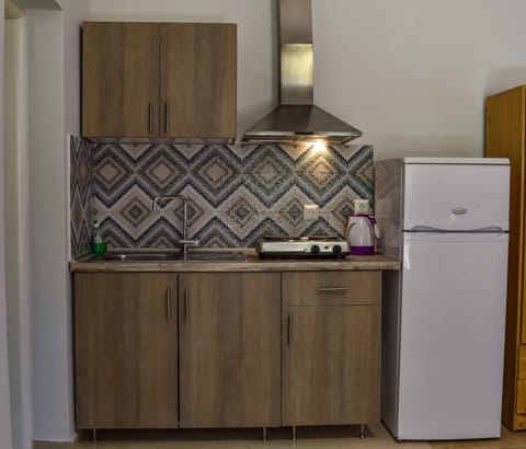 Fridge, espresso maker, coffee/tea maker, electric kettle