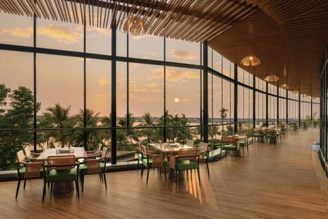 3 restaurants; breakfast, lunch, and dinner served