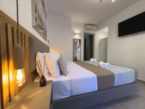 Double Room (Ground Floor) | Desk, soundproofing, iron/ironing board, free WiFi