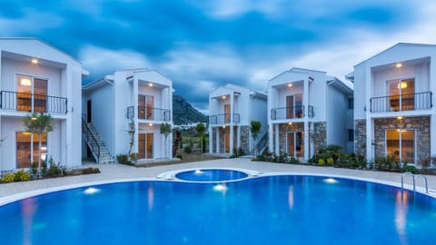Seasonal outdoor pool, free cabanas, pool umbrellas