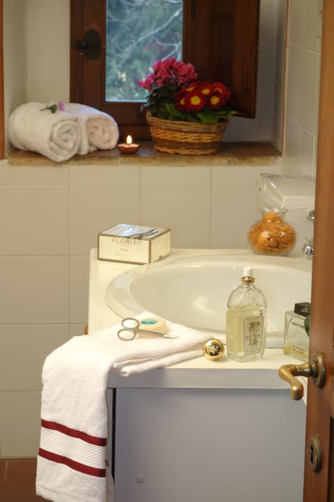 Family Apartment, 4 Bedrooms (Bianco) | Bathroom | Bidet, towels