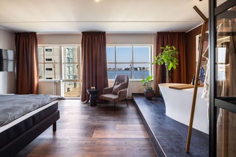 Exclusive Suite, Harbor View | Hypo-allergenic bedding, desk, laptop workspace, blackout drapes