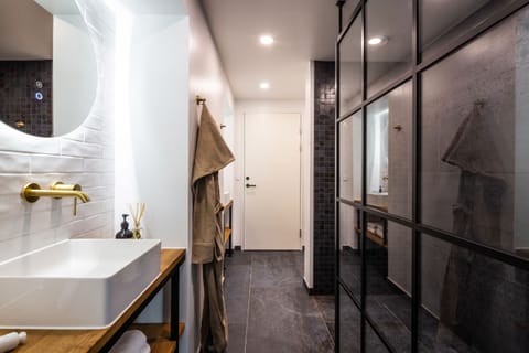 Exclusive Suite, Harbor View | Bathroom | Free toiletries, hair dryer, towels, soap