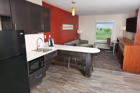 Suite, 1 King Bed, Roll-in Shower (Communications Accessible) | Room amenity