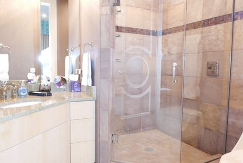 Deluxe Room, 1 King Bed | Bathroom shower