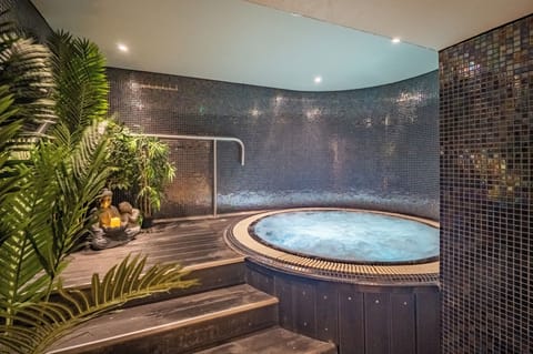 Couples treatment rooms, sauna, hot tub, steam room, body treatments