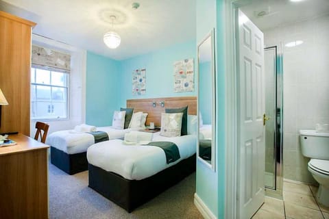 Shower, free toiletries, towels