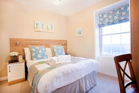 Premium bedding, iron/ironing board, free WiFi