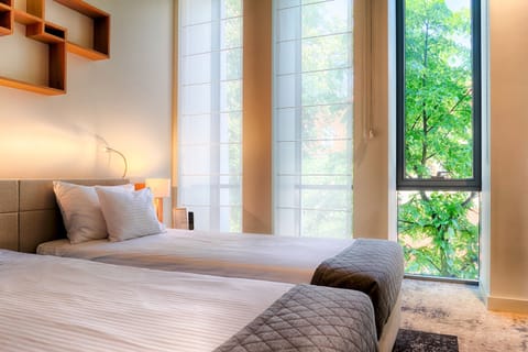 Twin Room | Premium bedding, in-room safe, desk, laptop workspace