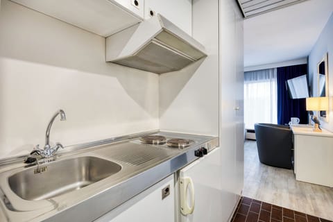 Business Room | Private kitchenette | Fridge, stovetop, coffee/tea maker, electric kettle