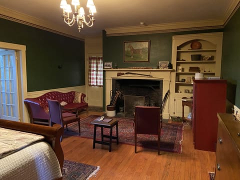 Room, Private Bathroom (Sydney's Suite (Springfield)) | Living area | TV, fireplace, DVD player