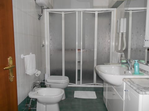 Standard Double Room | Bathroom | Shower, free toiletries, hair dryer, bidet