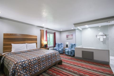 Suite, 1 King Bed, Non Smoking (Jacuzzi Tub) | Rollaway beds, free WiFi, bed sheets