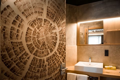 Deluxe Double or Twin Room | Minibar, in-room safe, desk, laptop workspace