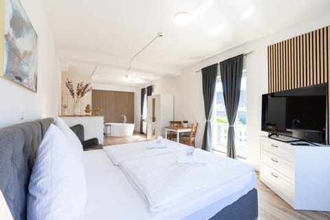 Deluxe Double Room, 1 King Bed, Bathtub, Corner | Desk, laptop workspace, WiFi (free), bed sheets