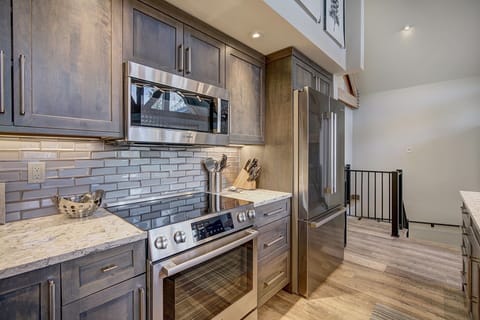 Townhome, 3 Bedrooms | Private kitchen | Full-size fridge, microwave, oven, stovetop