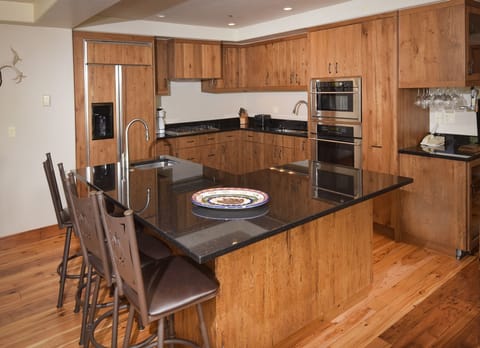 Condo, 3 Bedrooms | Private kitchen | Full-size fridge, microwave, oven, stovetop