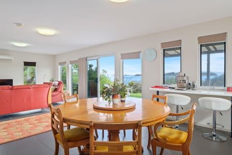 House, 3 Bedrooms, Sea View | In-room dining