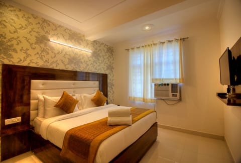 Executive Double Room, City View | Living room | Flat-screen TV