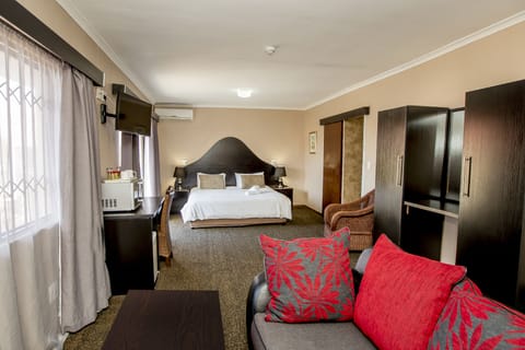 Executive Room | Premium bedding, minibar, in-room safe, desk