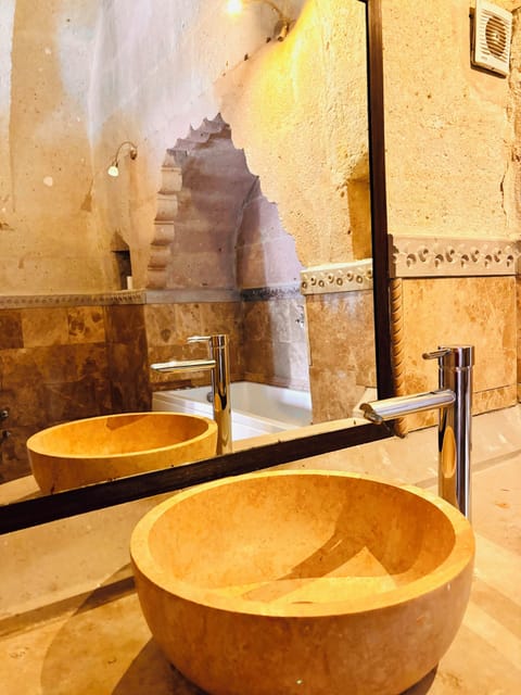 Classic Room, Valley View, Garden Area | Bathroom | Shower, rainfall showerhead, slippers, towels