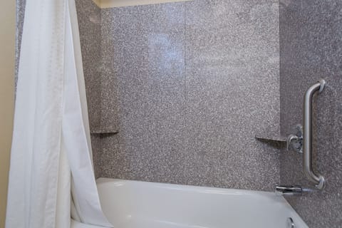 Combined shower/tub, free toiletries, hair dryer, towels