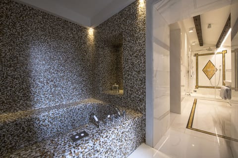 Presidential Suite, Canal View | Bathroom | Free toiletries, hair dryer, bathrobes, slippers