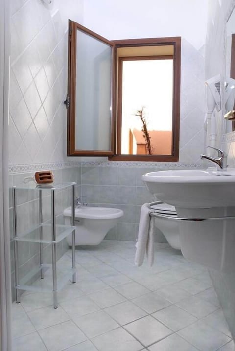 Double Room Single Use | Bathroom | Shower, free toiletries, hair dryer, bidet