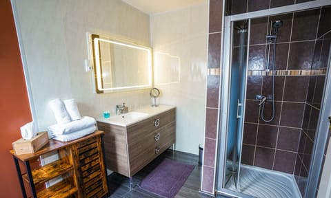 Room (Loft Industriel) | Bathroom | Shower, free toiletries, hair dryer, towels