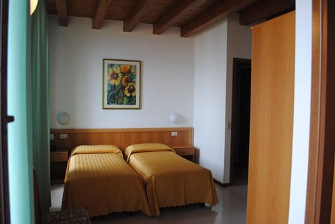 Desk, cribs/infant beds, free WiFi