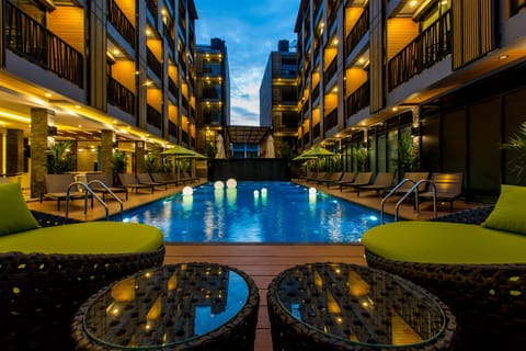 Poolside bar