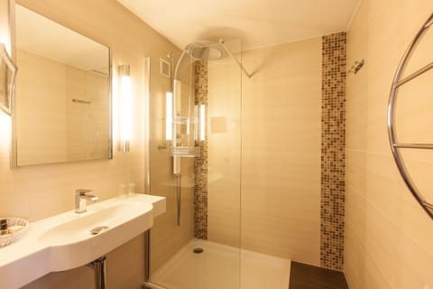 Deluxe Double Room with Balcony and Sea View | Bathroom | Shower, rainfall showerhead, free toiletries, hair dryer