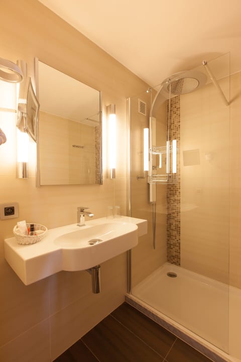 Deluxe Double Room with Balcony and Sea View | Bathroom | Shower, rainfall showerhead, free toiletries, hair dryer