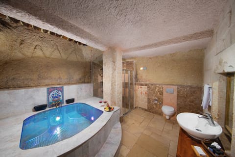 Uzengi Cave Family Suite with Pool Room | Bathroom | Free toiletries, hair dryer, slippers, towels
