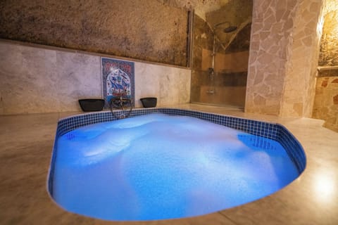 Uzengi Cave Family Suite with Pool Room | Jetted tub