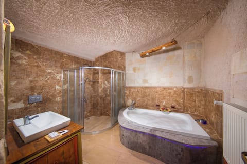 Urgup Family with Jacuzzi King Room | Bathroom | Free toiletries, hair dryer, slippers, towels