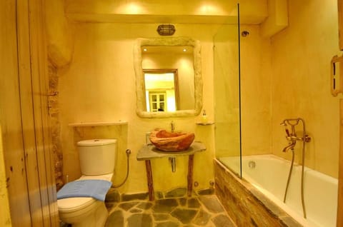 Superior Double Room | Bathroom | Free toiletries, hair dryer, slippers, towels