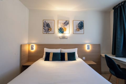 Double Room | Desk, blackout drapes, soundproofing, iron/ironing board