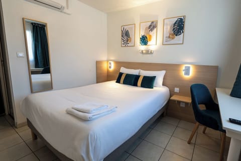 Double Room | Desk, blackout drapes, soundproofing, iron/ironing board