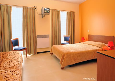 Triple Room | In-room safe, desk, free WiFi