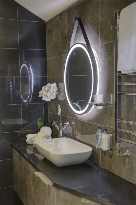 Superior Suite, 1 King Bed, Non Smoking | Bathroom sink