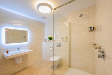 Executive Double Room, 1 King Bed, Mountain View | Bathroom | Free toiletries, hair dryer, towels